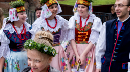 Młode osoby w tradycyjnych strojach śląskich (rozbarskich). Fot. PAP/Andrzej Grygiel