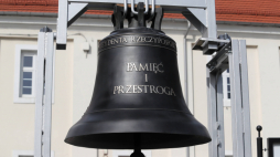 Dzwon "Pamięć i przestroga" podczas uroczystości jego odsłonięcia w 2019 r. Fot. PAP/Roman Zawistowski