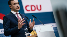 Sekretarz generalny Unii Chrześcijańsko-Demokratycznej (CDU) Paul Ziemiak przemawia podczas konferencji prasowej w Berlinie, Niemcy, 11 października 2021 r. Fot. EPA/CLEMENS BILAN / POOL Źródło: PAP/EPA.