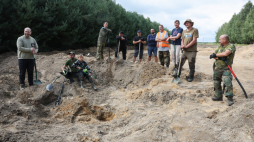 Uczestników akcji badawczo-archeologicznej we wsi Walewicet odnaleźli fragmenty samolotu PZL-37 B „Łoś”, zestrzelonego przez Luftwaffe 4 września 1939 r. Fot. PAP/Marian Zubrzycki