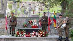 Ceremonia złożenia kwiatów przy Mauzoleum Matki i Serca Syna na Cmentarzu na Rossie w Wilnie. Fot. PAP/Albert Zawada 