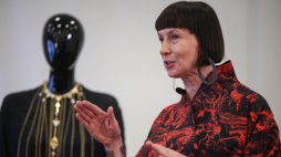 Projektantka biżuterii Anna Orska podczas briefingu prasowego, towarzyszącego Festiwalowi nowoczesności „Wawel jest Wasz”, zorganizowanemu przez Zamek Królewski na Wawelu w Krakowie. Fot. PAP/Łukasz Gągulski