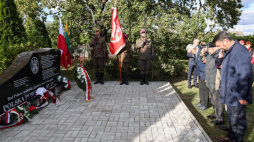 Uroczystość złożenia wieńców przed tablicą pamiątkową poświęconą marszałkowi J. Piłsudskiemu w Zułowie. Złożono także kwiaty przy Dębie i Steli Ponarskiej w Alei Pamięci Narodowej w Zułowie. Wydarzenie organizowane jest przez Urząd do Spraw Kombatantów i Osób Represjonowanych. Fot. PAP/Albert Zawada