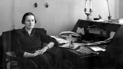 Maria Kuncewiczowa w swoim mieszkaniu. Fot. NAC