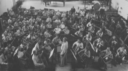 Wielka Orkiestra Symfoniczna Polskiego Radia pod batutą Grzegorza Fitelberga podczas próby, 1936 r. /Źródło: NAC