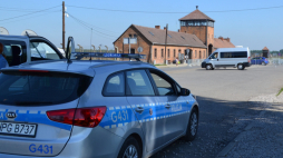 Samochód policyjny na tle byłego obozu Auschwitz-Birkenau. Fot. Komenda Powiatowa Policji w Oświęcimiu
