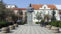 Pomnik gen. Józefa Bema i replika armaty w Ostrołęce. Fot. domena publiczna