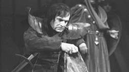 Jacek Woszczerowicz w roli Ryszarda III w sztuce Williama Szekspira w teatrze Ateneum w Warszawie. Fot. PAP/Piotr Barącz