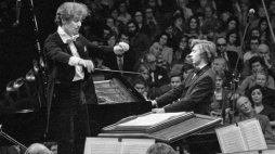 IX Międzynarodowy Konkurs Pianistyczny im. Fryderyka Chopina w Filharmonii Narodowej (7-28.10.1975). Ceremonia zakończenia i koncert laureatów. Na zdjęciu: zwycięzca Krystian Zimerman (Polska) wykonuje I koncert fortepianowy e-moll op. 11 F. Chopina, dyryguje Jerzy Maksymiuk. Fot. PAP/Afa Pixx/Mirosław Stankiewicz