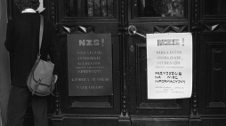 Plakaty na bramie Collegium Novum Uniwersytetu Jagiellońskiego zapraszające na wiec informacyjny Komitetu Założycielskiego Niezależnego Zrzeszenia Studentów (NZS), Kraków wrzesień 1980 r. Fot.  PAP/Jerzy Ochoński