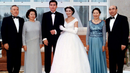 Nowożeńcy Aliya Nazarbajewa i Aidar Akajew z rodzicami: prezydentem Kazachstanu Nursułtanem Nazarbajewem, z lewej, i jego żoną Sarą, oraz prezydentem Kirgistanu Askarem Akajewem, z prawej, i jego żoną Mairam, pozują do rodzinnego zdjęcia po oficjalnej ceremonii ślubnej w 1998 roku. Fot. PAP/EPA FOTO/RTR 