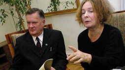 Warszawa, 21.11.2003 r. Maria Szyszkowska, senator SLD (P) złożyła na ręce wicemarszałka Senatu Ryszarda Jarzębowskiego (L) projekt ustawy o rejestrowanych związkach partnerskich. Fot. PAP/Paweł Kula