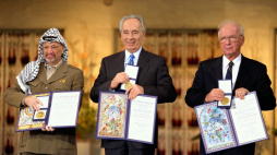 Zdjęcie z 1994 roku – laureaci Pokojowej Nagrody Nobla: prezydent Palestyny Jaser Arafat, izraelski minister spraw zagranicznych Szimon Peres (C) oraz izraelski premier Icchak Rabin (R). PAP/EPA/Biuro Prasowe Rządu Izraela