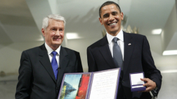 Laureat Pokojowej Nagrody Nobla, Barack Obama, z medalem i dyplomem, na zdjęciu z przewodniczącym Norweskiego Komitetu Noblowskiego Thorbjørnem Jaglandem (L) w sali w Oslo 10 grudnia 2009 r. Fot. PAP/EPA/SIGURDSSON BJØRN 