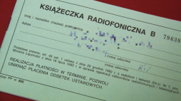 Książeczka radiofoniczna opłat abonamentowych za radio i TV. Likwidację tych opłat politycy zapowiadali już wielokrotnie. Fot. PAP/Lech Muszyński 