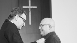 Andrzej Kołakowski (po prawej) otrzymuje z rąk prezesa IPN Jarosława Szarka Krzyż Wolności i Solidarności, 15 grudnia 2017 r. Fot. PAP/Dominik Kulaszewicz