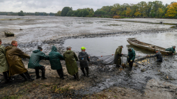 Odłów karpia z zarządzanego przez Stawy Milickie stawu Górnik w Joachimówce. Fot. PAP/Maciej Kulczyński