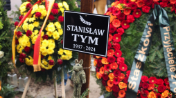 Uroczystości pogrzebowe aktora, satyryka, scenarzysty i reżysera Stanisława Tyma na Cmentarzu Wojskowym na warszawskich Powązkach. Fot. PAP/Albert Zawada