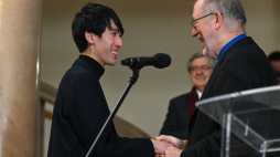 Zwycięzca XIX konkursu chopinowskiego Eric Lu z USA oraz przewodniczący jury Garrick Ohlsson podczas ogłoszenia wyników. Fot. PAP/Radek Pietruszka