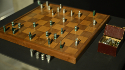 Bierki szachowe wykonane w niemieckim obozie przez oficera AK trafiły do Muzeum II Wojny Światowej. Fot. PAP/Adam Warżawa