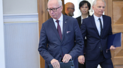 Wiceprezes NIK Jacek Kozłowski (pierwszy z lewej) przed konferencją nt. wyników kontroli „Gospodarka finansowo-majątkowa Instytutu Pamięci Narodowej - Komisji Ścigania Zbrodni przeciwko Narodowi Polskiemu. Fot. PAP/Rafał Guz