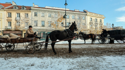 Plan filmowy nowej kinowej adaptacji „Lalki” na Krakowskim Przedmieściu w Warszawie. Fot. PAP/Szymon Pulcyn