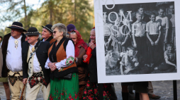 Otwarcie plenerowej wystawy „To nom jesce w dusy gro. O wywłaszczeniu górali z Tatr” w Zakopanem. Fot. PAP/Grzegorz Momot
