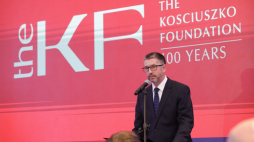 Prezes Fundacji Marek Skulimowski na uroczystej Gali 100-lecia Fundacji Kościuszkowskiej w Pałacu Rzeczypospolitej w Warszawie. W ramach obchodów jubileuszu przedstawiciele fundacji przekazali do zbiorów Biblioteki Narodowej rękopis wspomnień wojennych oraz fotograficzny portret Władysława Stanisława Reymonta. Fot. PAP/Tomasz Gzell