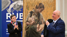 Minister kultury i dziedzictwa narodowego Marta Cienkowska (L) i dyrektor Muzeum Narodowego we Wrocławiu dr hab. Piotr Oszczanowski (P) podczas uroczystości przekazania obrazu „Lato” duńskiej artystki Berthy Wegmann, wywiezionego nielegalnie z terytorium Polski w okresie powojennym, odzyskanego dzięki działaniom restytucyjnym Ministerstwa Kultury i Dziedzictwa Narodowego w siedzibie Muzeum Narodowego we Wrocławiu. Fot PAP/Maciej Kulczyński