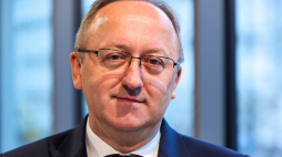 Dr hab. Karol Polejowski podczas publicznego wysłuchania kandydatów na prezesa IPN w Centralnym Przystanku Historia im. Prezydenta Lecha Kaczyńskiego w Warszawie. Fot. PAP/Albert Zawada