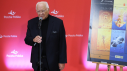 Artysta malarz i rzeźbiarz Wojciech Siudmak, którego dzieła zostały wykorzystane w grafikach znaczków, podczas prezentacji nowej emisji filatelistycznej Poczty Polskiej. Fot. PAP/Rafał Guz