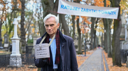 Przewodniczący Komitetu Marcin Święcicki podczas konferencji prasowej poświęconej działalności Komitetu Opieki nad Starymi Powązkami im. Jerzego Waldorffa i tegorocznej kweście. Fot. PAP/Darek Delmanowicz