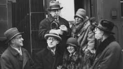 Widoczni m.in.: Jarosław Iwaszkiewicz (pierwszy z lewej), Antoni Słonimski, Jan Lechoń (drugi z lewej), Kazimierz Wierzyński (pierwszy z prawej). /NAC