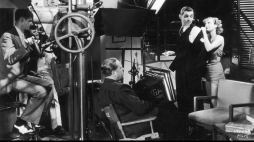 Joan Crawford jako Janie (1. z prawej), Clark Gable jako Patch Gallagher (2. z prawej) oraz reżyser Robert Z. Leonard (siedzi na krześle) podczas nakręcania jednej ze scen, 1933 r. /NAC