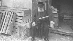 Żyd czytający gazetę, Kraków 1933 r./NAC