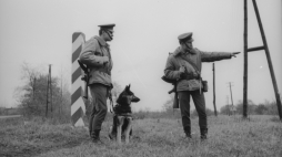 Patrol żołnierzy WOP z psem, 1963 r. /NAC
