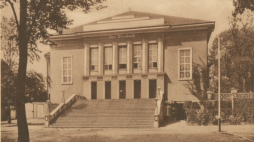 Teatr powstał w 1925 r. jako dar dla mieszkańców Allenstein.  Nosił nazwę - „Der Treudanktheater”, pod którą funkcjonował do 1945 r. /Źródło: de.wikipedia