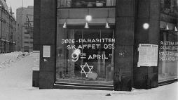Antysemickie napisy na witrynach sklepów w Oslo w 1941 roku. Źródło: en.wikipedia