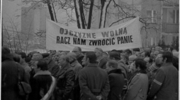 Obchody 11 listopada 1981 roku w Bielsku-Białej. Fot. IPN Ka 047/1020