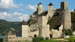 Twierdza Golubac. Fot. Petar Milošević, CC BY-SA 4.0 <https://creativecommons.org/licenses/by-sa/4.0>, via Wikimedia Commons