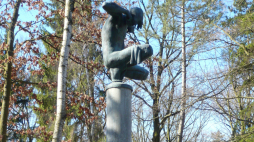 Rzeźba upamiętniająca robotników przymusowych, którzy zginęli w Marzahn, cmentarz Parkfriedhof Marzahn w Berlinie. Fot. Angela M. Arnold (=44penguins), CC BY-SA 3.0 <https://creativecommons.org/licenses/by-sa/3.0>, via Wikimedia Commons