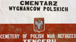 Tablica na murze cmentarza w Tengeru. Fot. Cezary Tulin, CC BY-SA 4.0 <https://creativecommons.org/licenses/by-sa/4.0>, via Wikimedia Commons