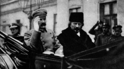 Józef Piłsudski i Ignacy Jan Paderewski wyjeżdżają z Belwederu na otwarcie pierwszego posiedzenia Sejmu 10 lutego 1919 roku. Fot. PAP/Reprodukcja Jan Morek 