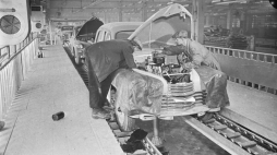 Warszawa 1951. Fabryka Samochodów Osobowych (FSO) na warszawskim Żeraniu. Montaż samochodów osobowych Warszawa M20. (Pierwszy krajowy samochód Warszawa M20, zmontowany w Fabryce Samochodów Osobowych w Warszawie, zjechał z taśmy montażowej 6 listopada 1951 roku). Fot. PAP/Jerzy Baranowski