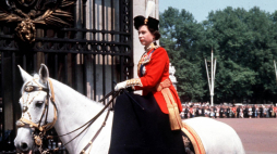 1 czerwca 1963 roku, królowa Elżbieta II wraca do Pałacu Buckingham. FOT. PAP/EPA PA FILES/STR