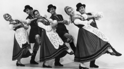 Państwowy Zespół Ludowy Pieśni i Tańca „Mazowsze” im. Tadeusza Sygietyńskiego, Polska, 1965 r. Fot. PAP/Dionizy Gładysz