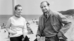 Międzyzdroje 10.07.1965. Małżeństwo aktorów Barbara Horawianka i Mieczysław Voit na wczasach nad Bałtykiem. Fot. PAP/Witold Rozmysłowicz