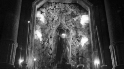 Wieliczka 1970. Centralny ołtarz z kaplicy św. Kingi znajdującej się w Komorze św. Kingi w Kopalni soli Wieliczka. Fot. PAP/Jakub Grelowski