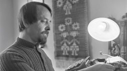 Tadeusz Nowak w krakowskim mieszkaniu w 1973 roku. Fot PAP/Maciej Sochor