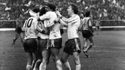 Chorzów 02.05.1979. Mecz piłki nożnej pomiędzy reprezentacjami Polski i Holandii (2:0), w ramach eliminacji do Mistrzostw Europy 1980. Nz. polscy zawodnicy Zbigniew Boniek (P) i Adam Nawałka (C). Fot. PAP/Leszek Łożyński